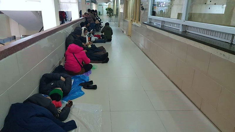 Hà Nội: Nhiệt độ về đêm chỉ còn 9, 10 độ C, nhiều người nhà bệnh nhân vạ vật tránh rét ở hành lang bệnh viện